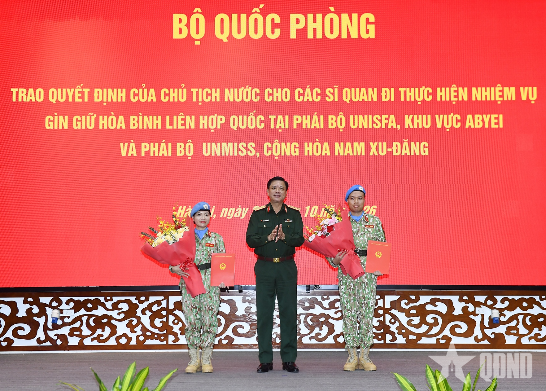 Trao Quyết định của Chủ tịch nước cho 2 sĩ quan lên đường làm nhiệm vụ gìn giữ hòa bình